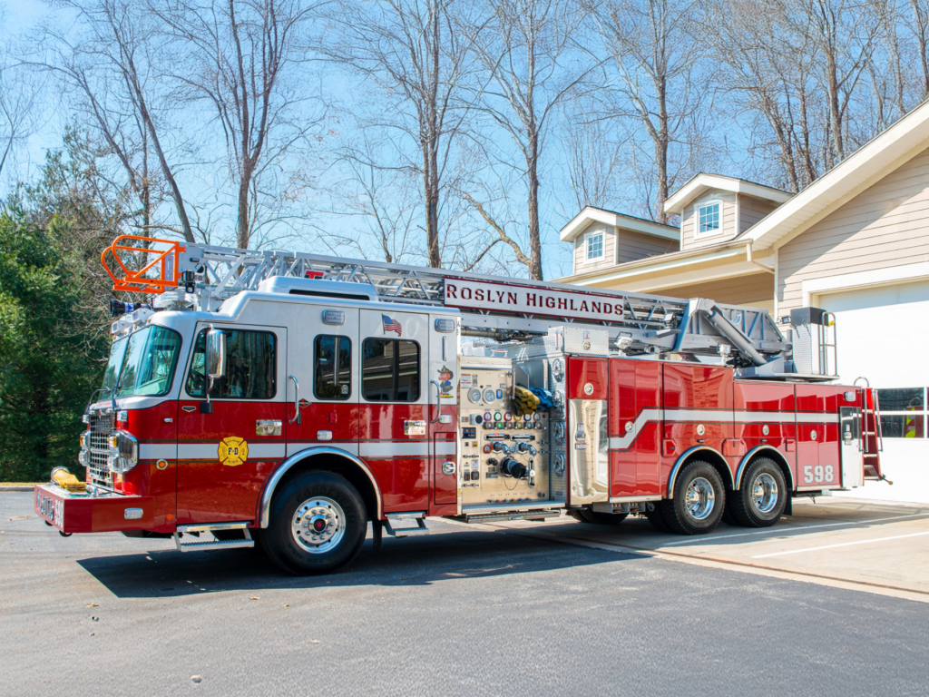 Ladder Tower 110' Rear Mount Ladder